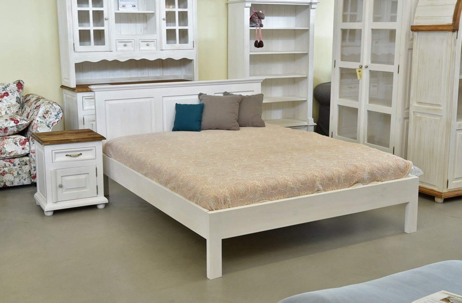 BIELA manželská posteľ z masívneho borovicového dreva je z kolekcie Deluxe – La Provance. (Výrobca: NÁBYTOK MIREK)