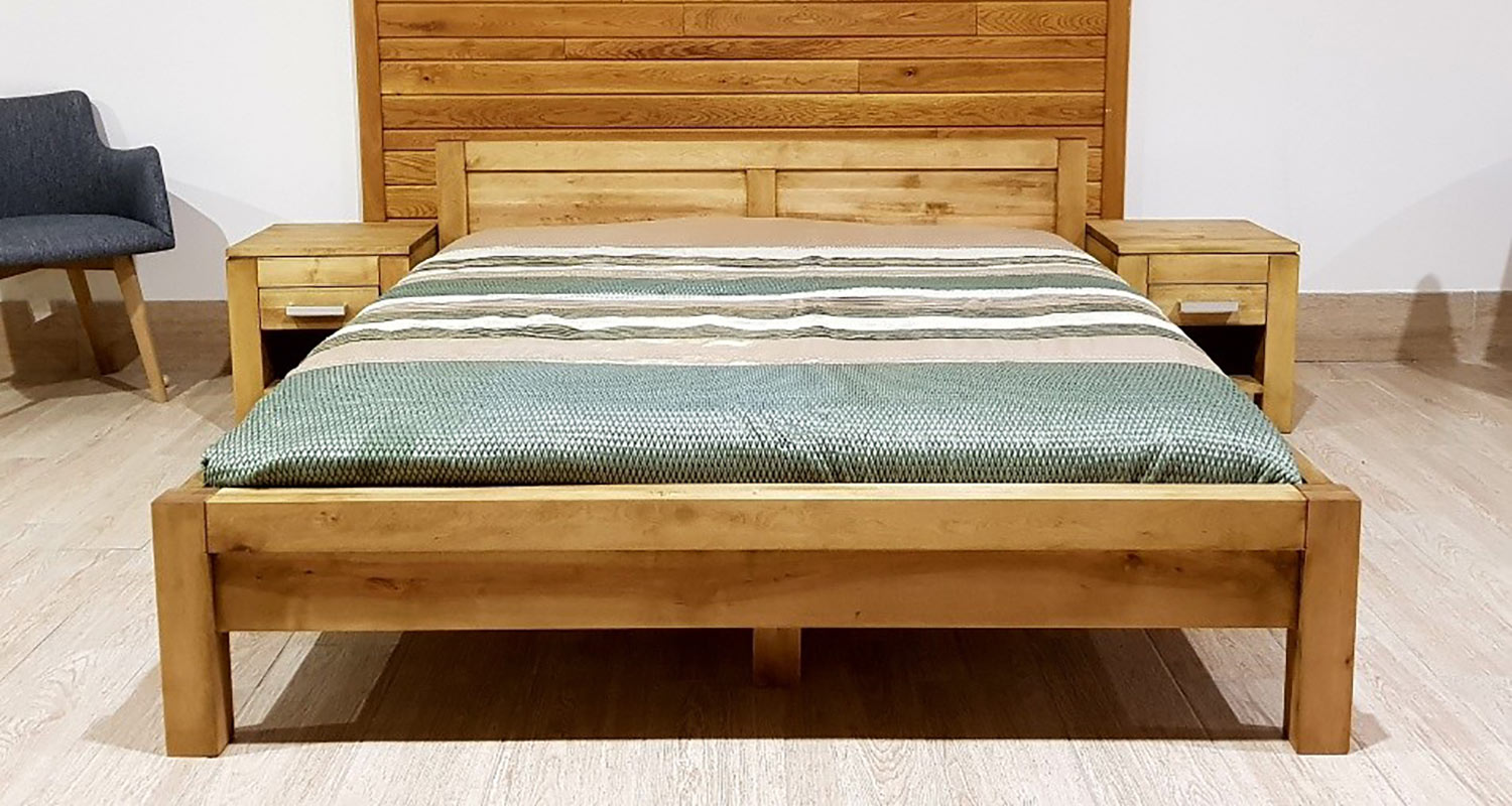 Manželská posteľ 180x200 cm z brezového dreva. Pomaly rastúce drevo brezy má husté letokruhy, čo zaisťuje vysokú odolnosť a pevnosť nábytku z brezy. Vrátane postelí väčších konštrukcií. (Výrobca: NÁBYTOK MIREK)