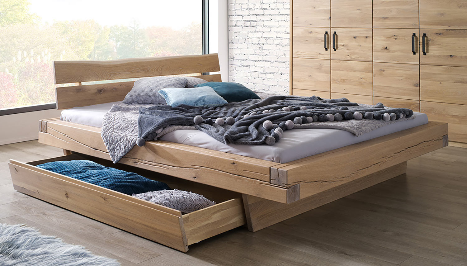 Masívne drevené postele z trámov sú hitom pre moderné interiéry. (Výrobca: NÁBYTOK MIREK)